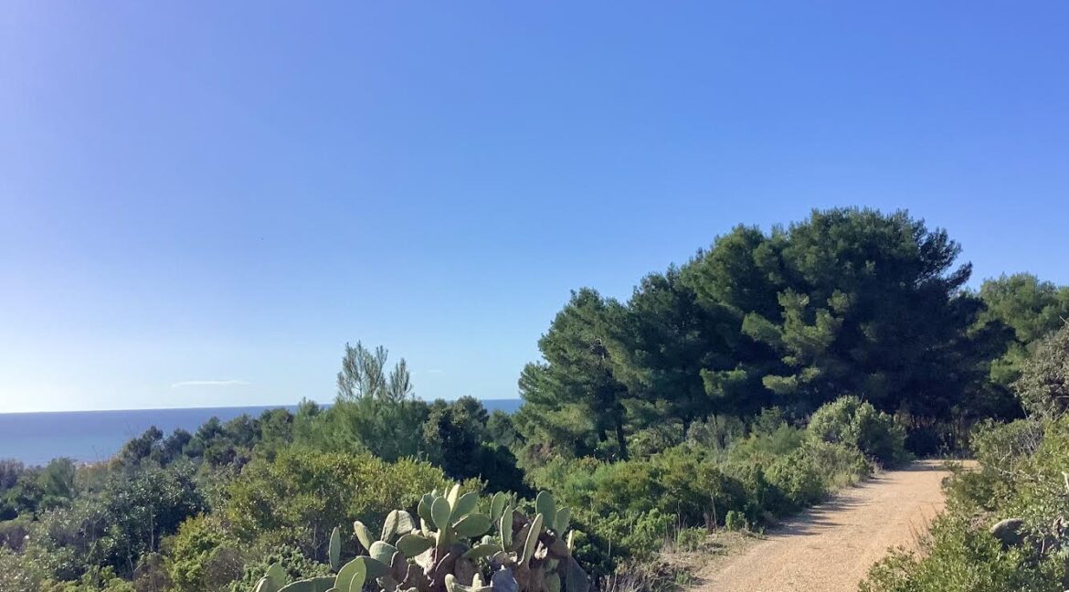 Strada sterrata accesso e mare